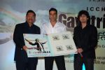 Akshay Kumar, Sonu Nigam at Sonu Nigam_s Gayatri mantra album launch in Intercontinental, Mumbai on 14th Dec 2011 (31).JPG